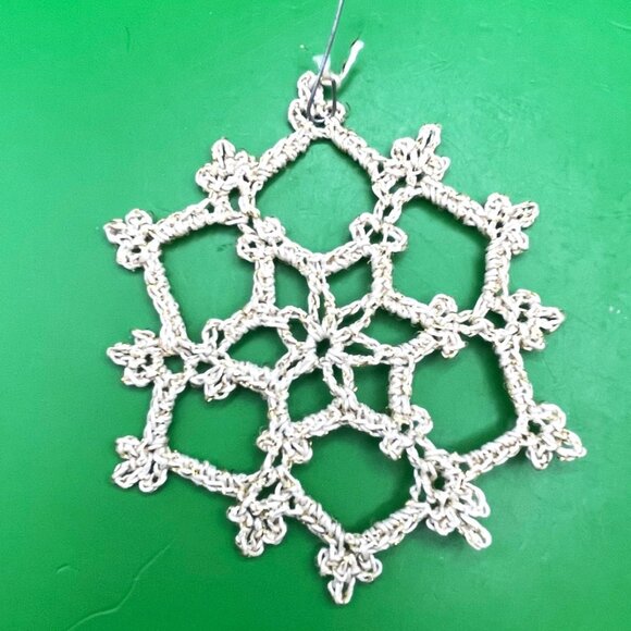 Lot of 6 VTG Handmade Crochet Snowflake Ornaments 1980s Metallic Holiday Décor - Picture 6 of 8